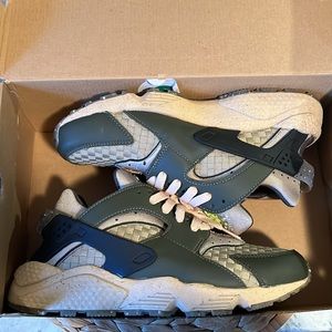Nike Air Huarache Crater Premium Cargo Khaki 2022 Size 7 YOUTH - 8.5 Women’s 🤎